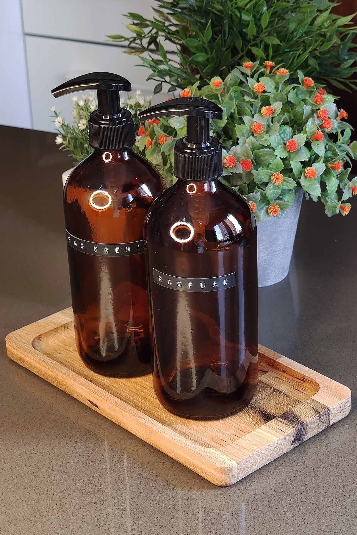 KHAKMA Lüks Köşeli Ahşap Stantlı Amber Şampuan Ve Saç Kremi Şişesi Set Tombul 500 Ml