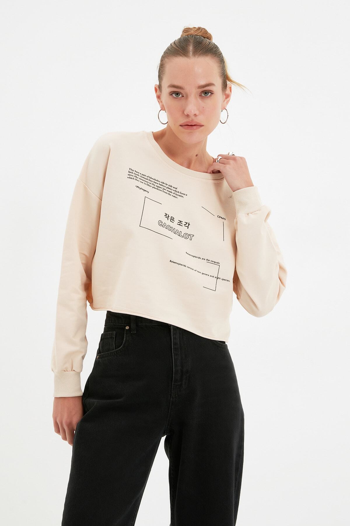 TRENDYOLMİLLA Bej Baskılı Crop Örme Sweatshirt TWOAW22SW1854