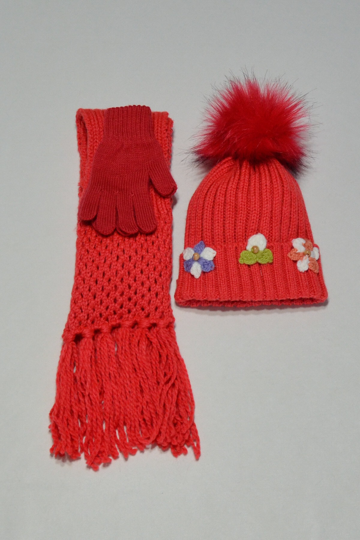 Marca Uno Mercan Kırmızı Renklerde Çiçek Oyalı Atkı Bere Eldiven Takım