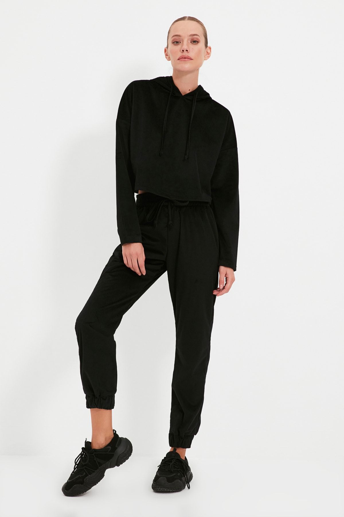 TRENDYOLMİLLA Siyah Jogger İnce Örme Eşofman Altı TWOAW22EA0375