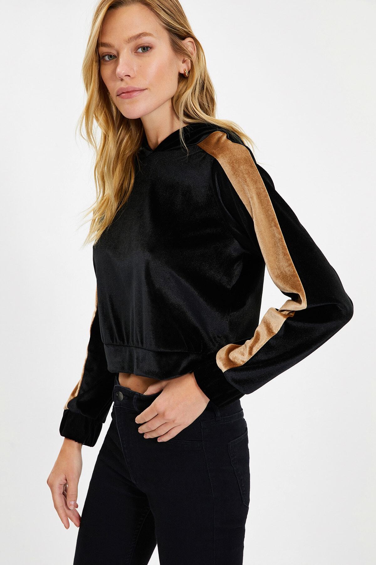 TRENDYOLMİLLA Siyah Renk Bloklu Crop Örme Sweatshirt TWOAW22SW1376