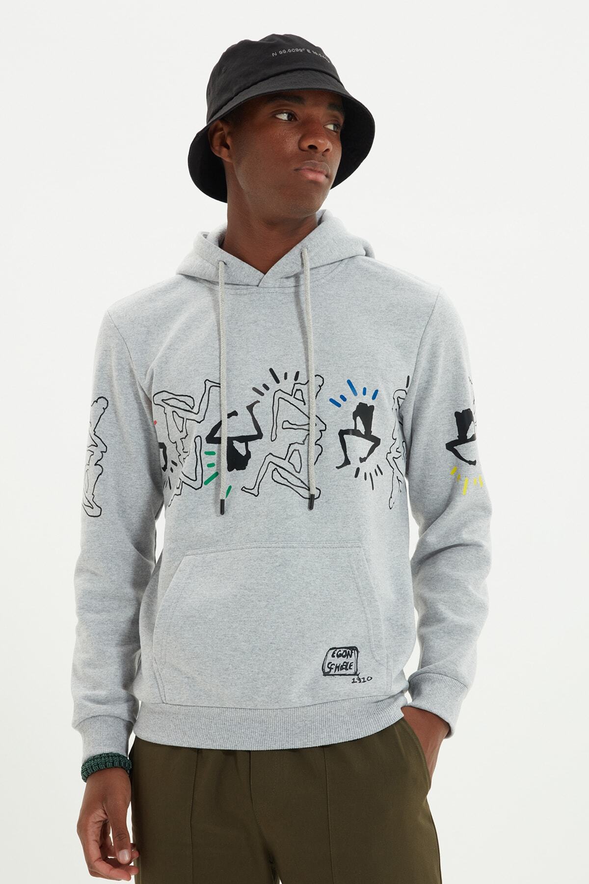 TRENDYOL MAN Gri Lisanslı Erkek Egon Schiele Baskılı Regular Fit Kapüşonlu Sweatshirt TMNAW22SW1005