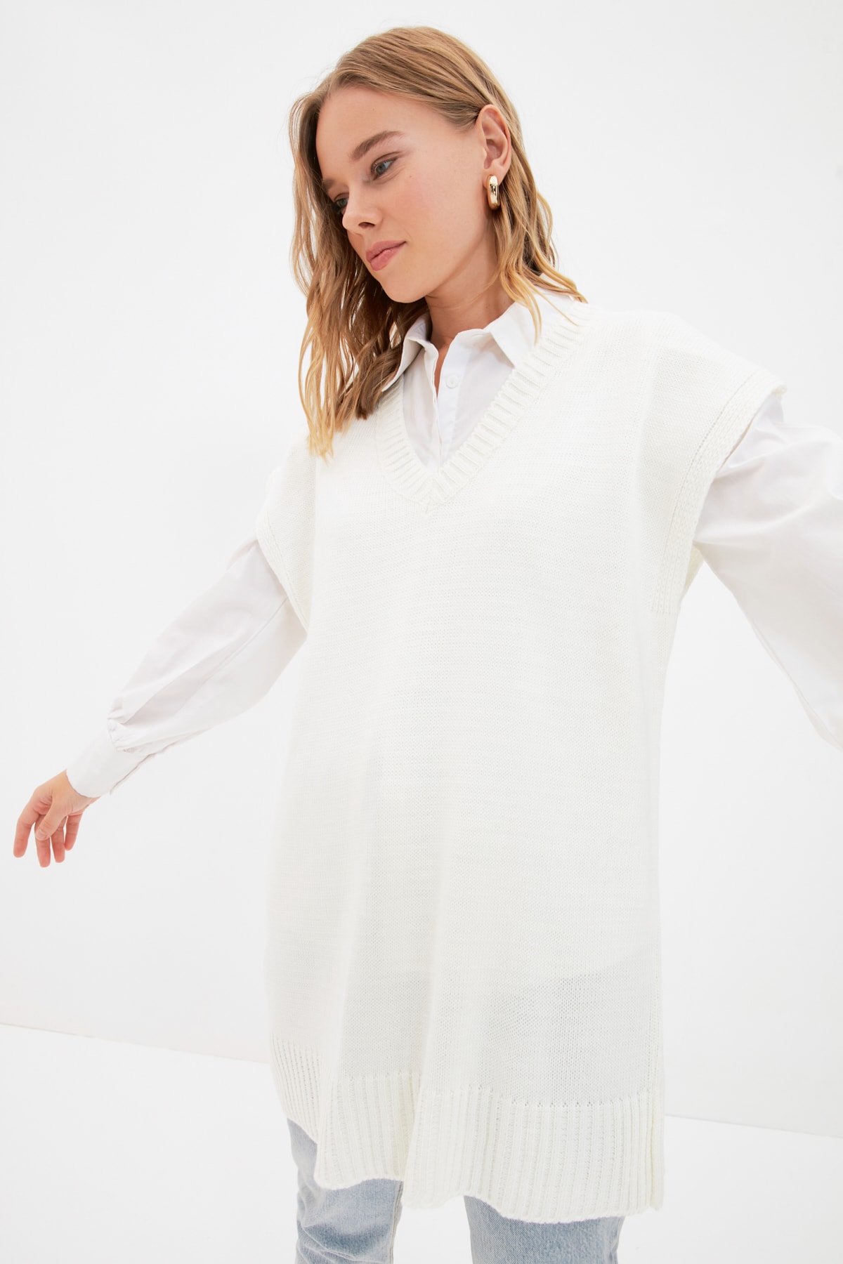 Trendyol Modest Krem V Yaka Triko Süveter TCTAW22UV0033