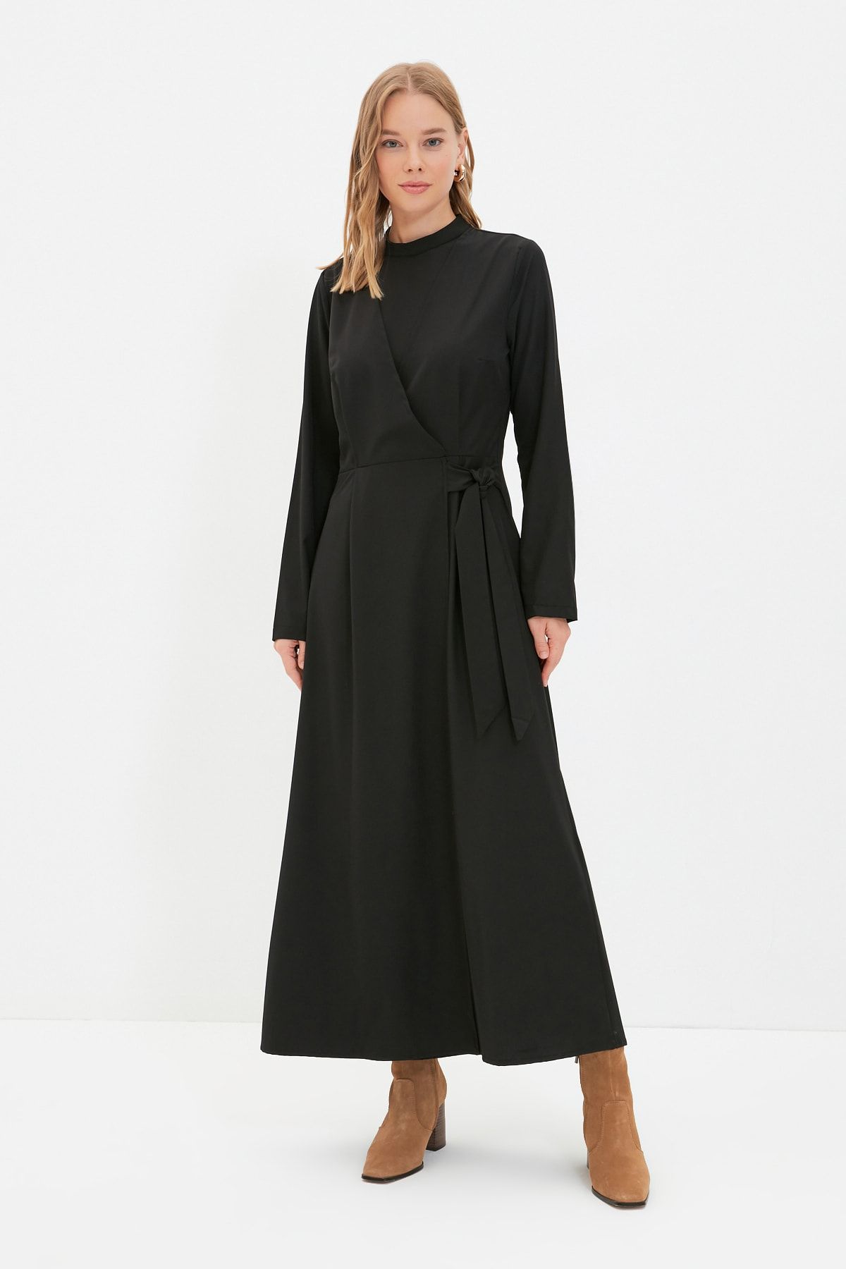 Trendyol Modest Siyah Dik Yaka Kruvaze Detaylı Kuşaklı Elbise TCTAW22EB0222