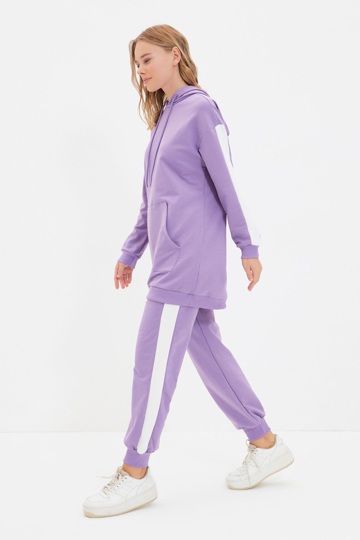 Trendyol Modest Lila Kapüşonlu Kanguru cepli Kol ve Bacakları Şeritli Örme Eşofman Takımı TCTAW22EN0064