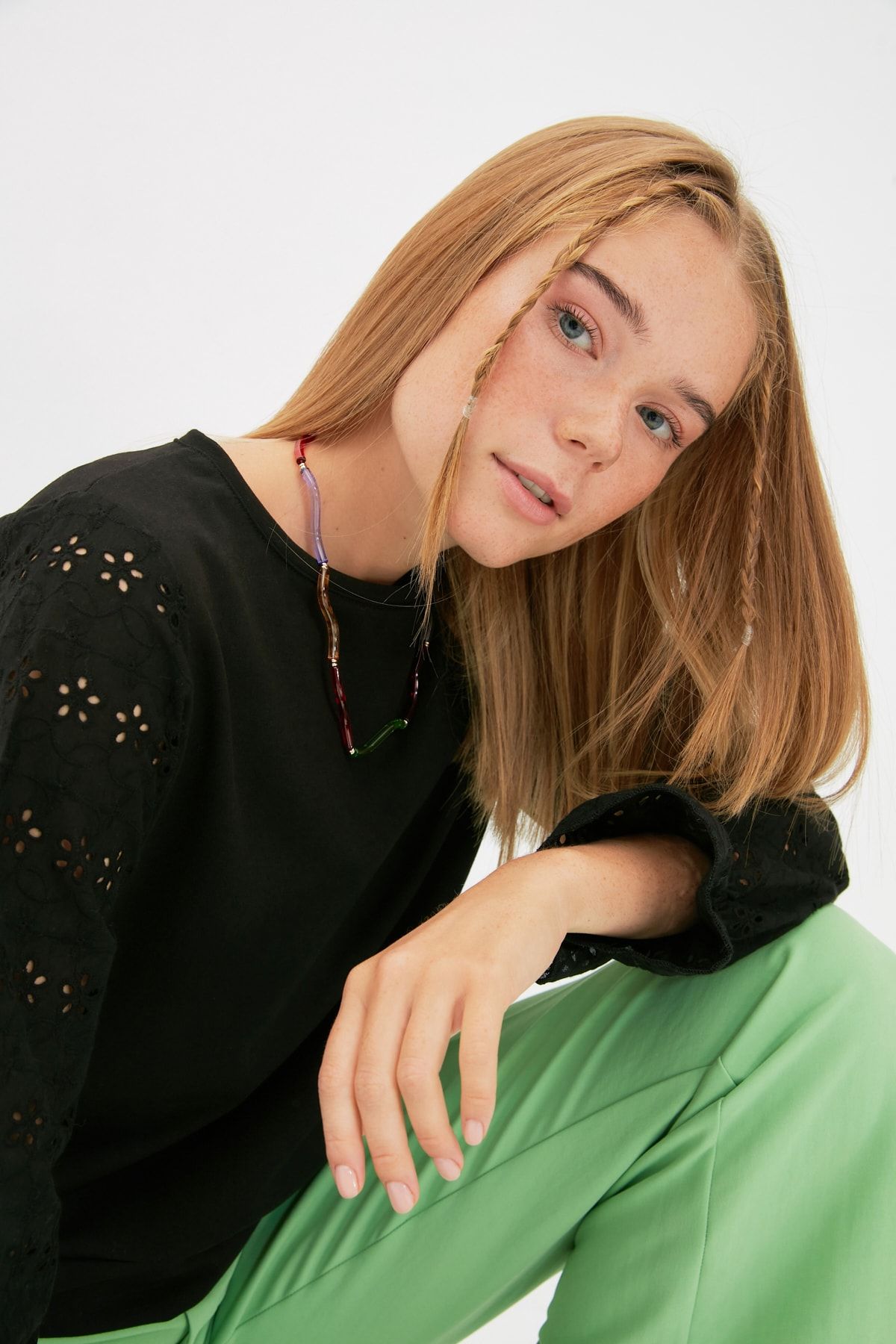 TRENDYOLMİLLA Siyah Dantel Detaylı Basic Örme Sweatshirt TWOAW22SW0231