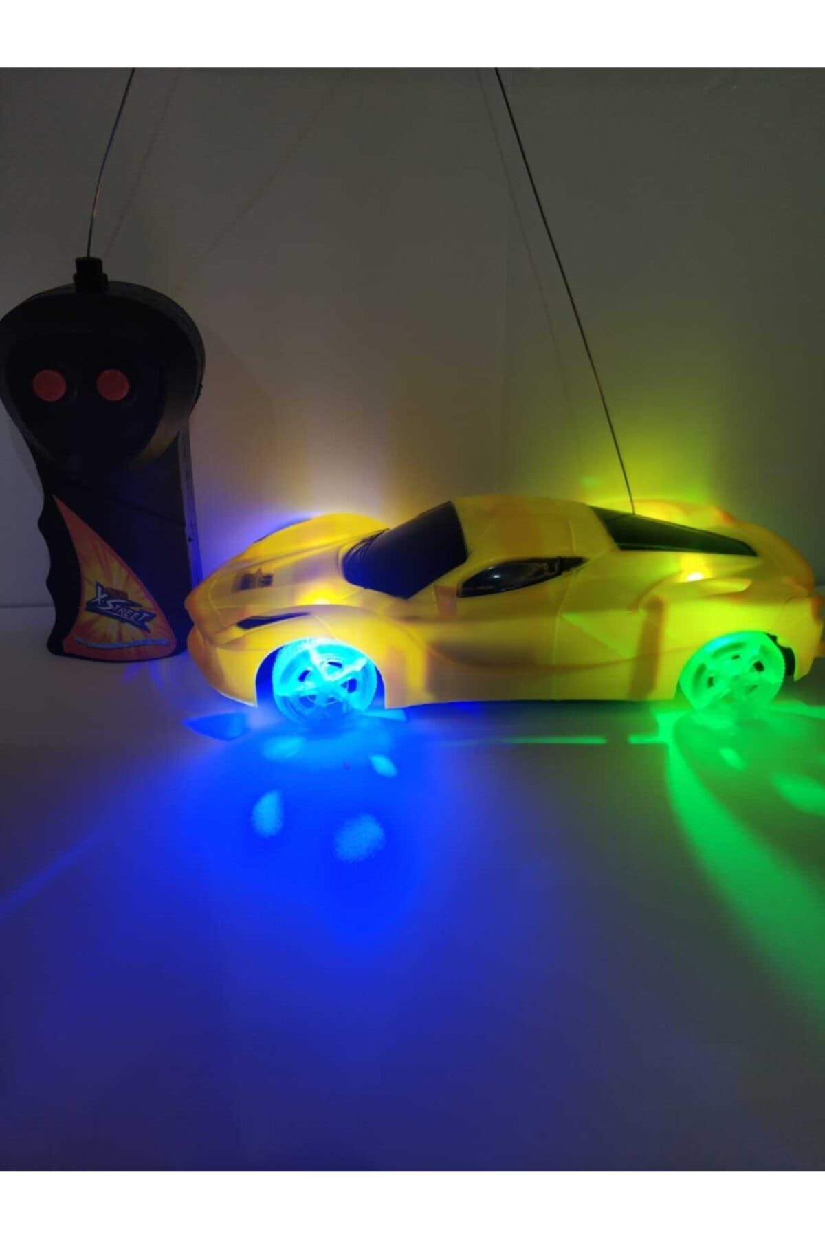 LRS STORE Uzaktan Kumandalı Araba Işıklı Teker Ferrari Hediye Oyuncak Otomobil