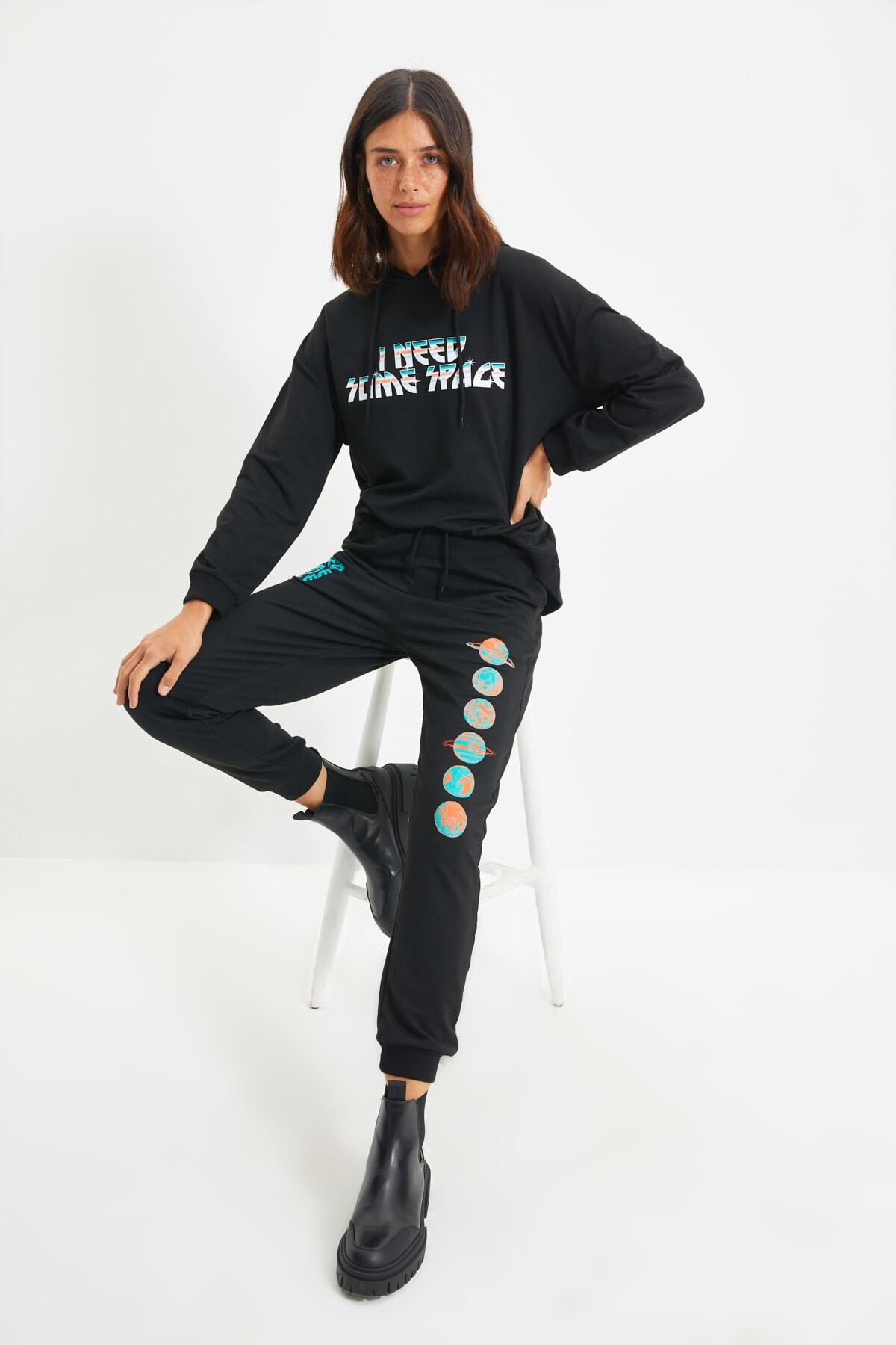 TRENDYOLMİLLA Siyah Baskılı Basic Jogger Örme Eşofman Altı TWOAW22EA0320
