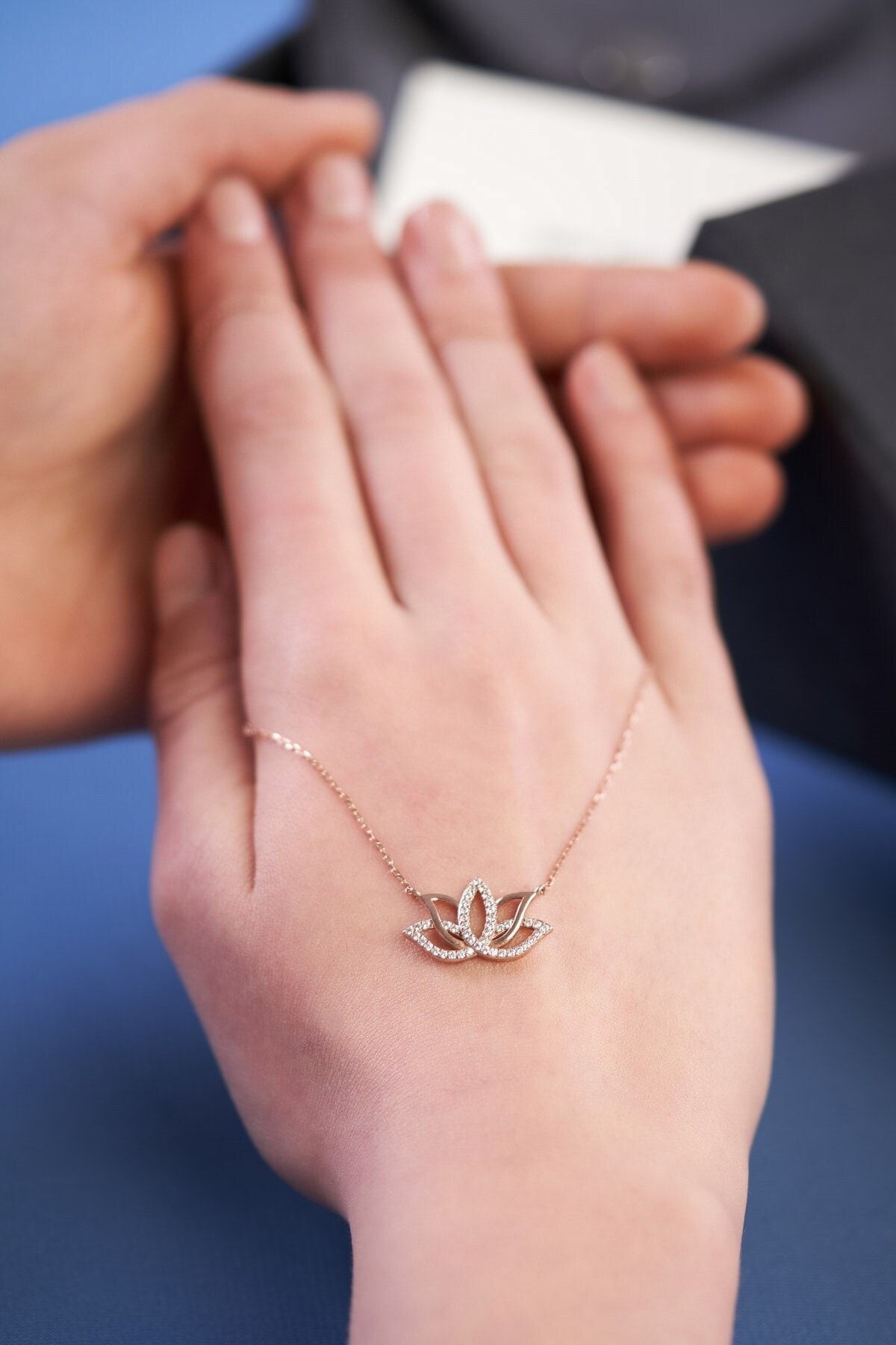 Jewelmim Taşlı Lotus Çiçeği Motifli 14k Rose Altın Kaplama Kadın Gümüş Kolye