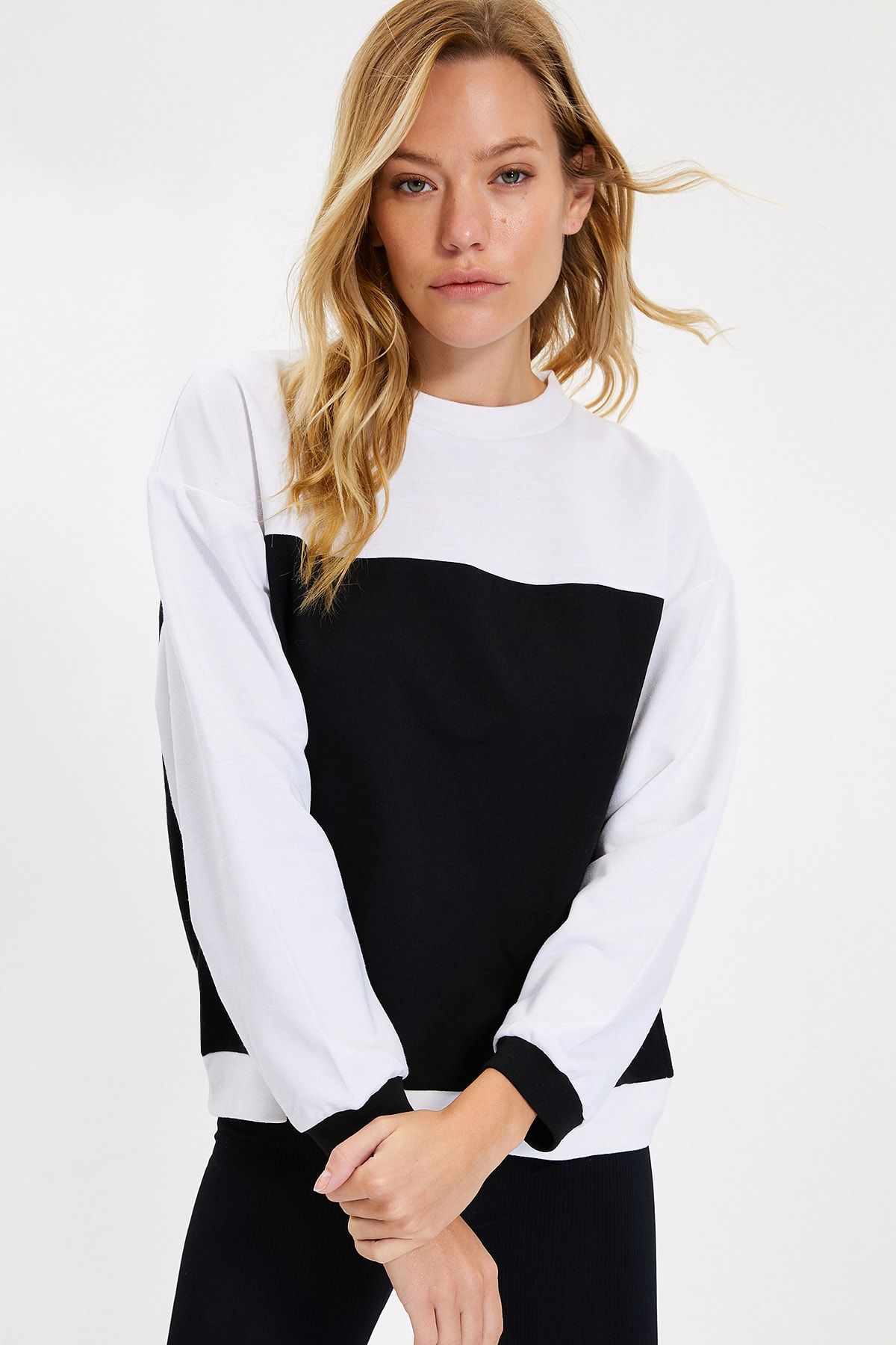 TRENDYOLMİLLA Siyah Renk Bloklu Örme Sweatshirt TWOAW22SW1352