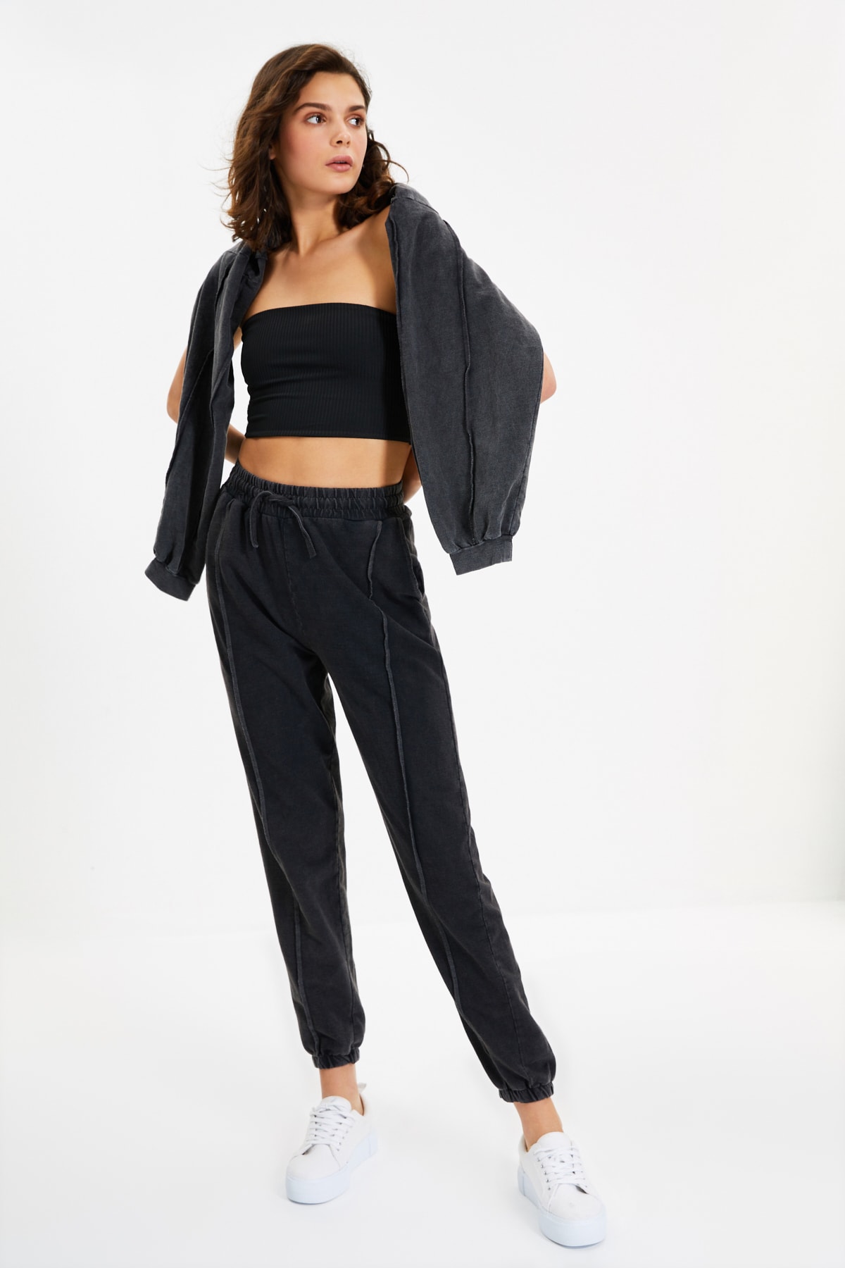 TRENDYOLMİLLA Antrasit Yıkamalı Loose Jogger Örme Eşofman Altı TWOAW22EA0287