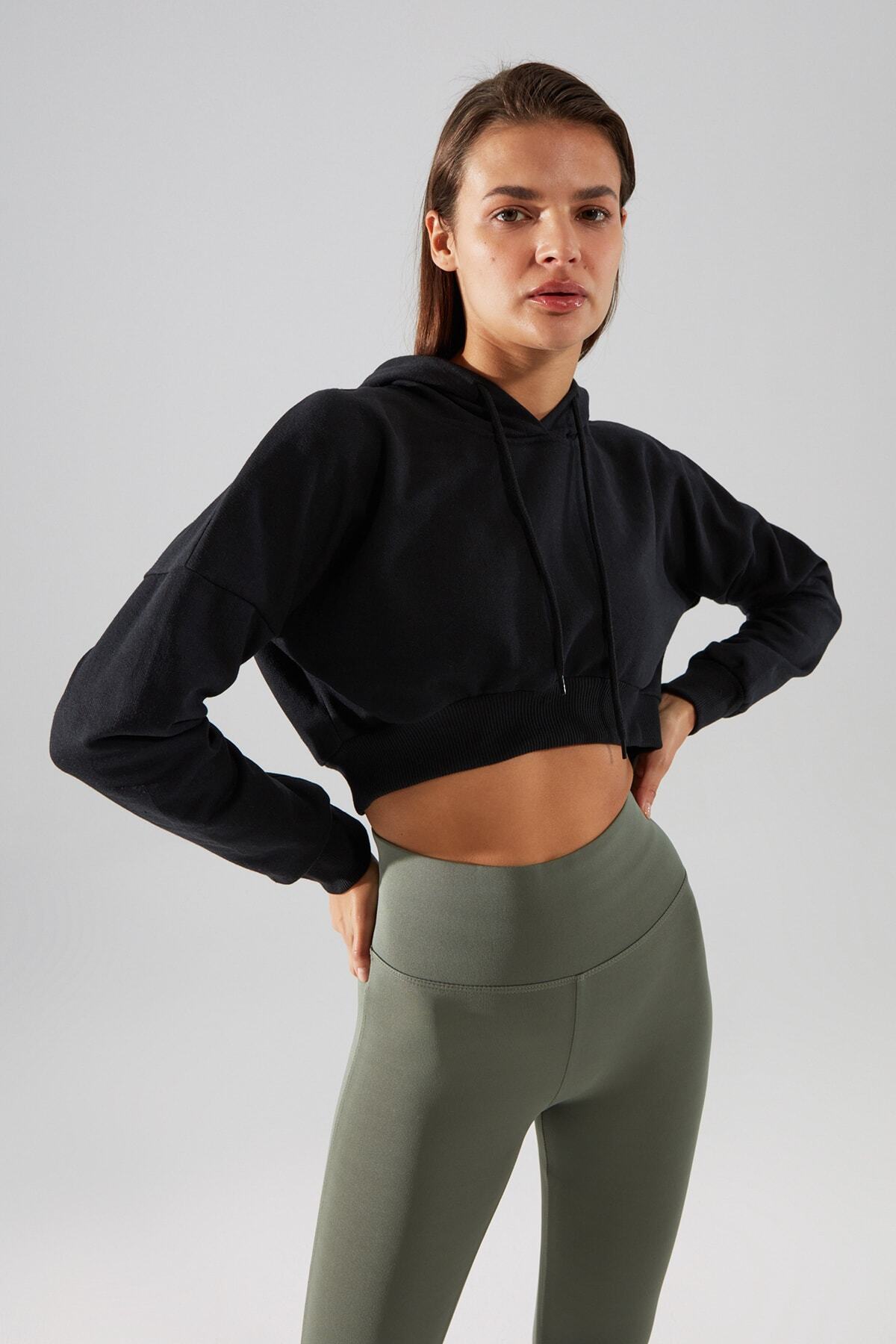TRENDYOLMİLLA Siyah Kapüşonlu Crop Spor İnce Sweatshirt TWOAW21SW0662