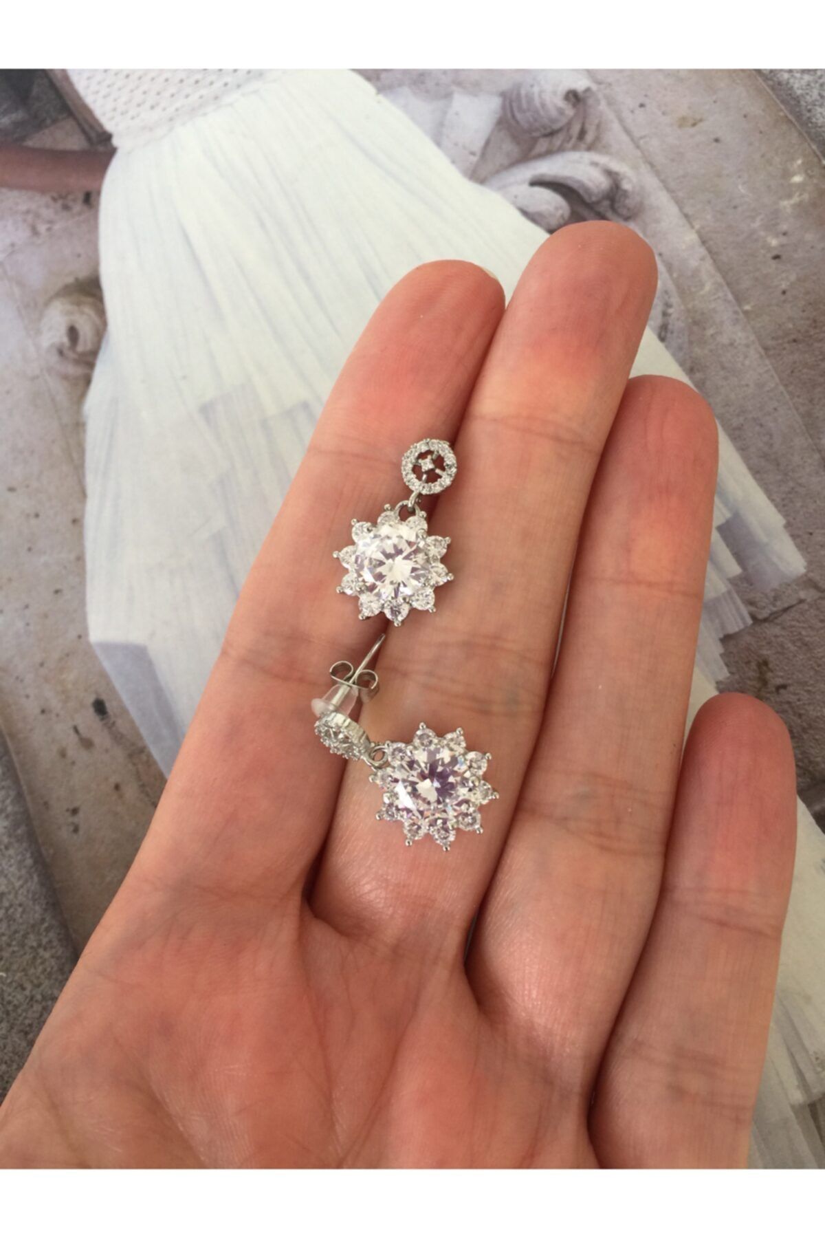 ACCESSORIES WORLD Çelik Zirkon Taşlı Gümüş Renk Küpe