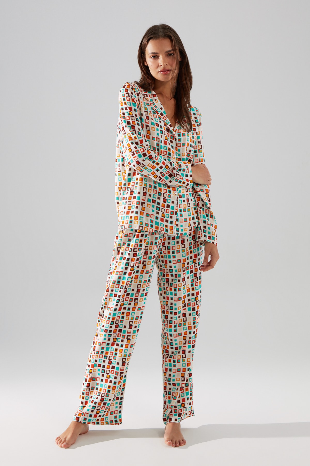 TRENDYOLMİLLA Çok Renkli Retro Desenli Dokuma Pijama Takımı THMAW22PT0272
