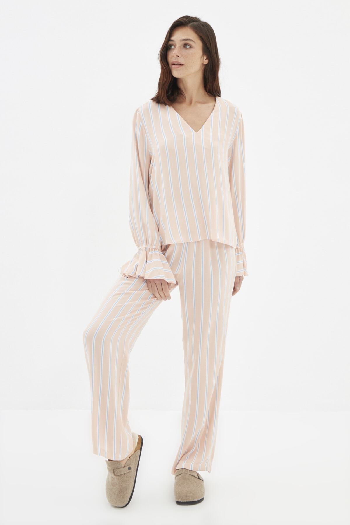 TRENDYOLMİLLA Mavi Çizgili Viskon Dokuma Pijama Takımı THMAW22PT0562