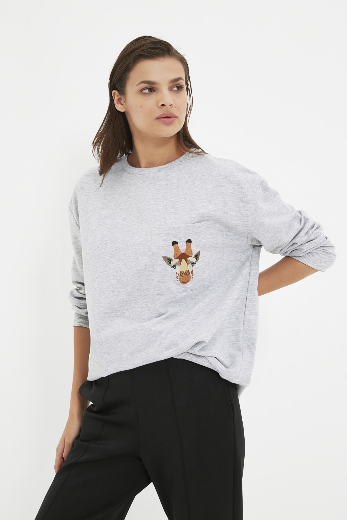 TRENDYOLMİLLA Gri Nakışlı Oversize Örme İnce Sweatshirt TWOAW22SW1353