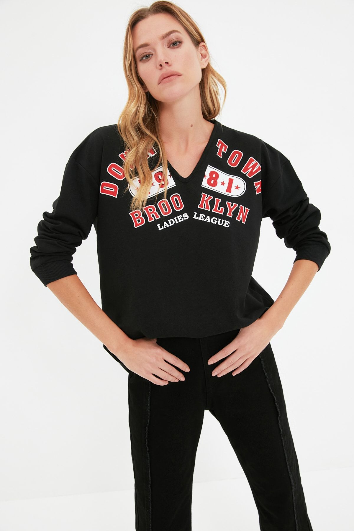 TRENDYOLMİLLA Siyah Baskılı V Yaka Loose İnce Örme Sweatshirt TWOAW22SW1202