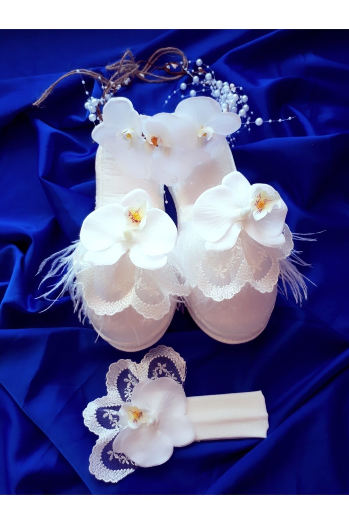 Şeker Tadında Tasarımlar Beyaz Orkide Lohusa Taç Terlik Bebek Bandana Seti