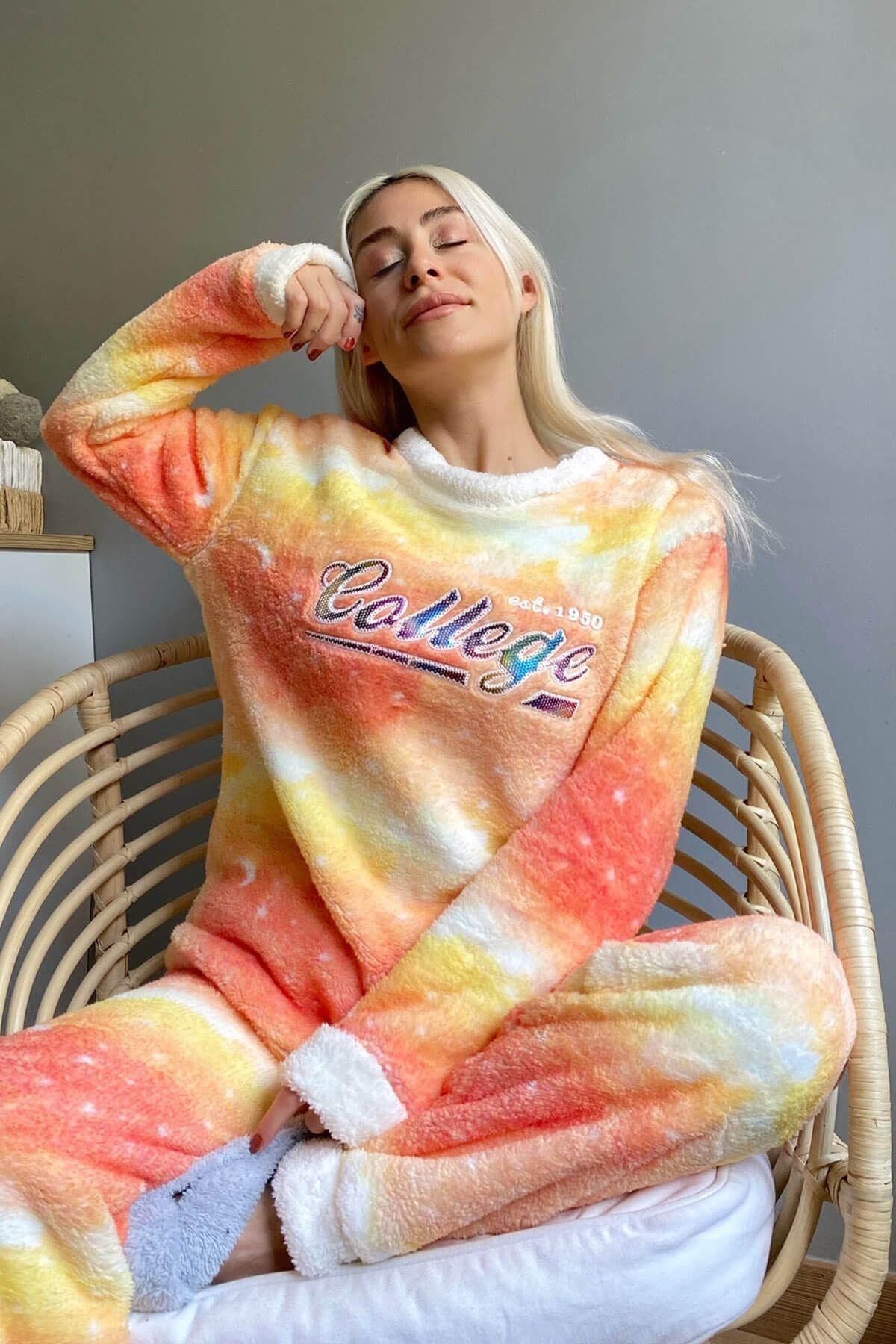 Pijamaevi Turuncu College Desenli Tam Peluş Pijama Takımı