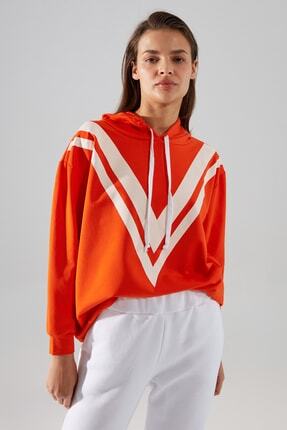 TRENDYOLMİLLA Turuncu Baskılı ve Kap&uuml;şonlu Spor İnce Sweatshirt TWOAW21SW0391