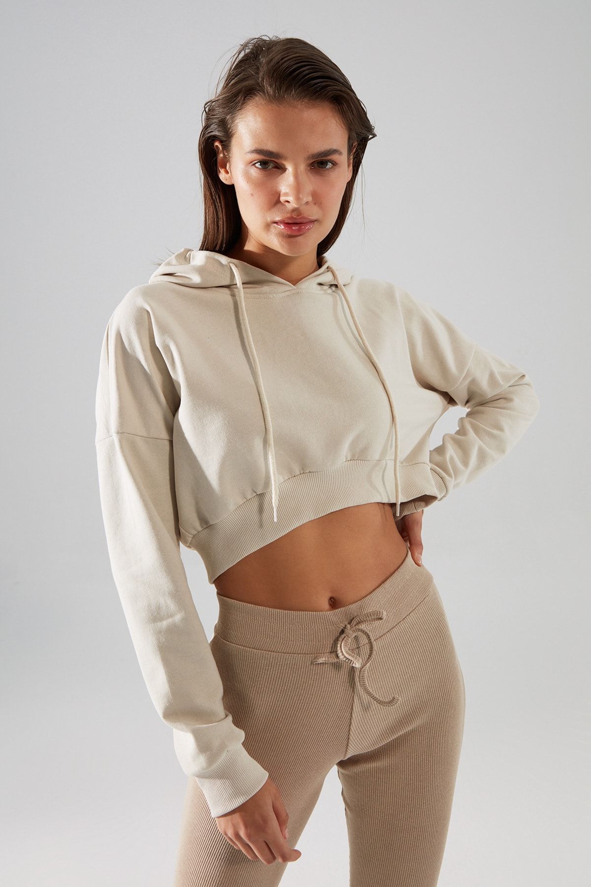 TRENDYOLMİLLA Taş Kapüşonlu Crop Spor İnce Sweatshirt TWOAW21SW0662