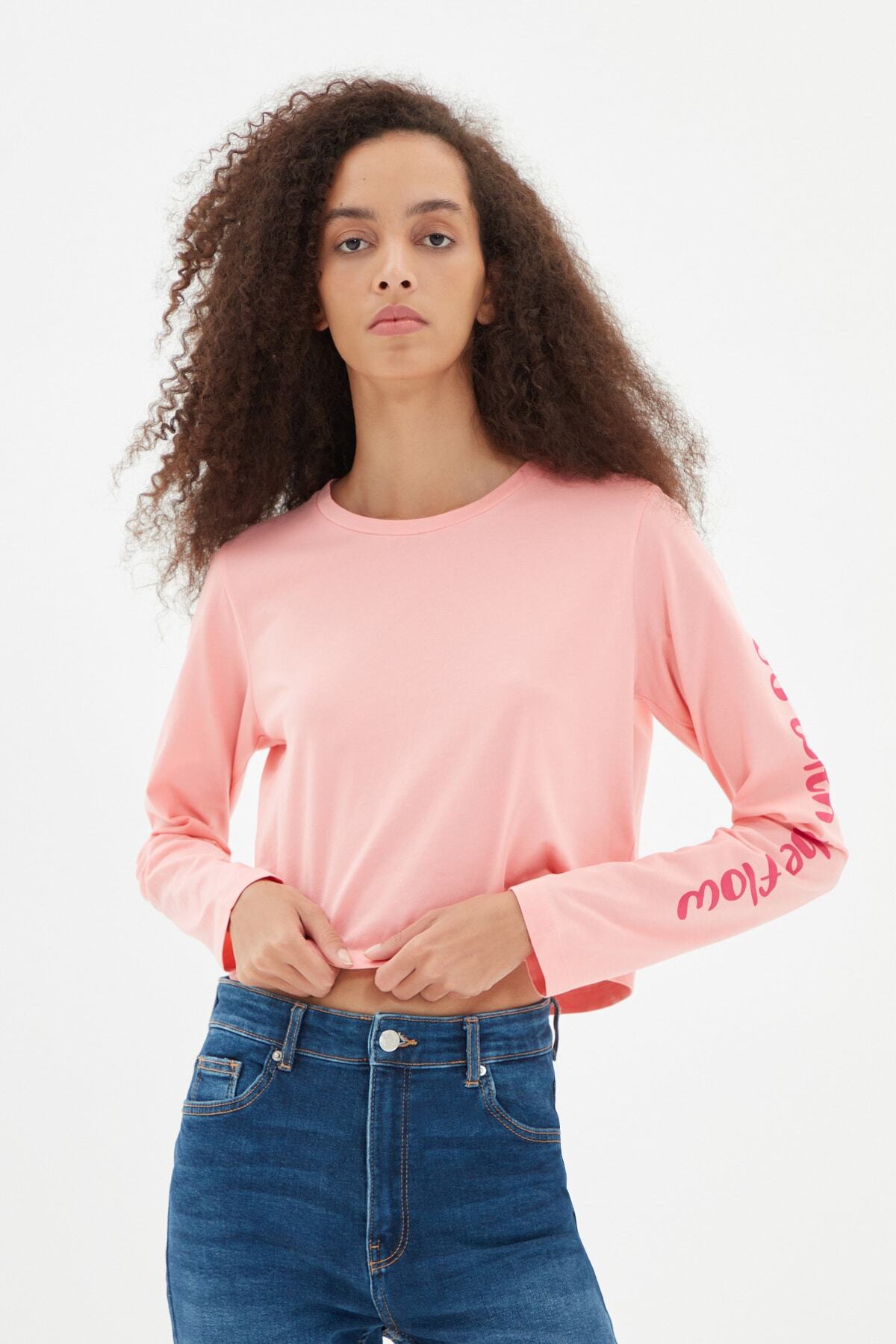 TRENDYOLMİLLA Pembe %100 Organik Pamuk Crop Baskılı Örme T-Shirt TWOAW22TS0166