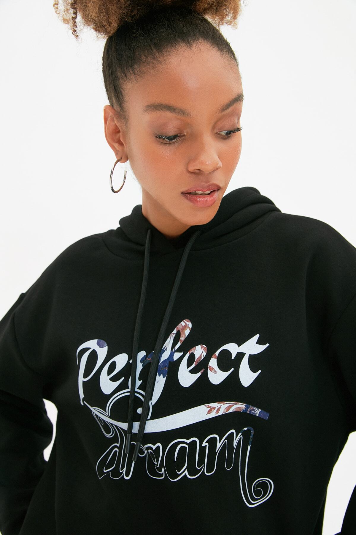 TRENDYOLMİLLA Siyah Baskılı Loose Fit Kapüşonlu Reglan Kol Şardonlu Örme Sweatshirt TWOAW22SW1849