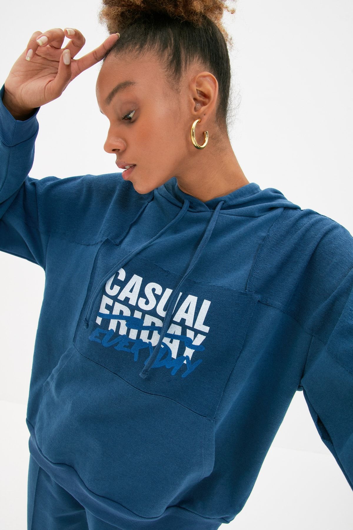 TRENDYOLMİLLA Indigo Kapüşonlu Baskılı Oversize İnce Örme Sweatshirt TWOAW22SW1099