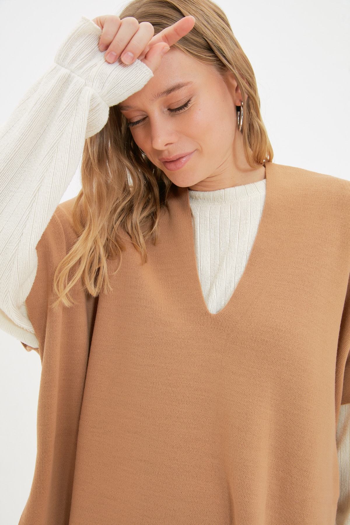 Trendyol Modest Camel V Yaka Triko Süveter TCTAW22UV0046