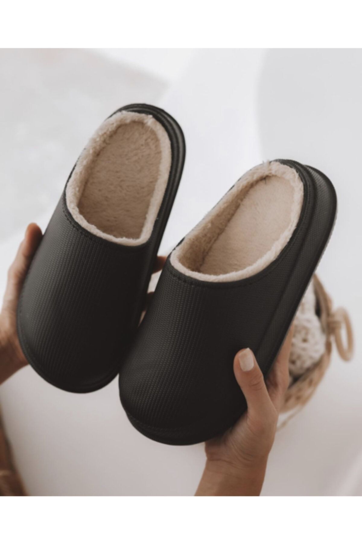 Furry closed shop toe slippers