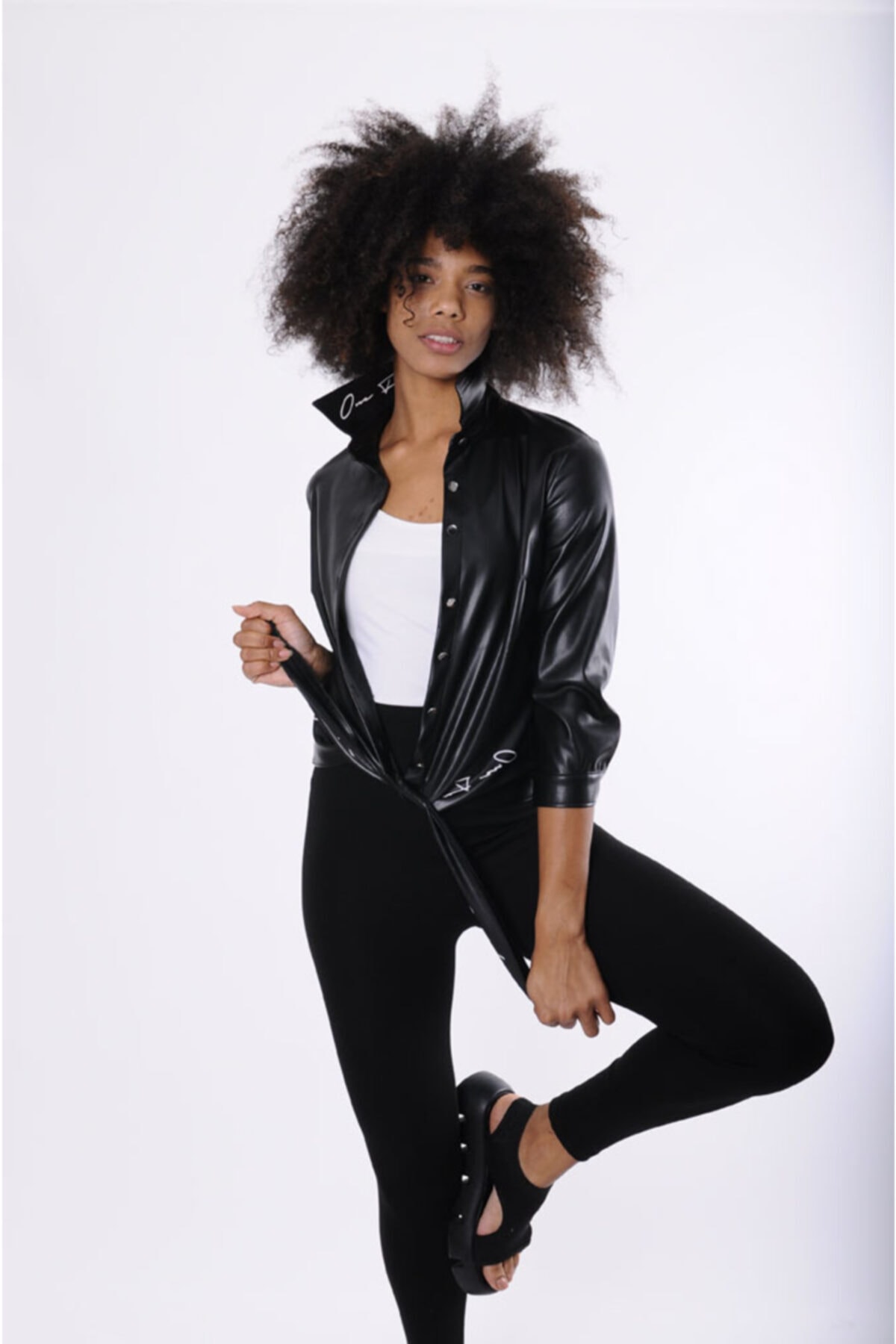 Cliche Kadın, Yakada Yazı Detaylı Etek Ucu Bağlamalı Deri Gömlek