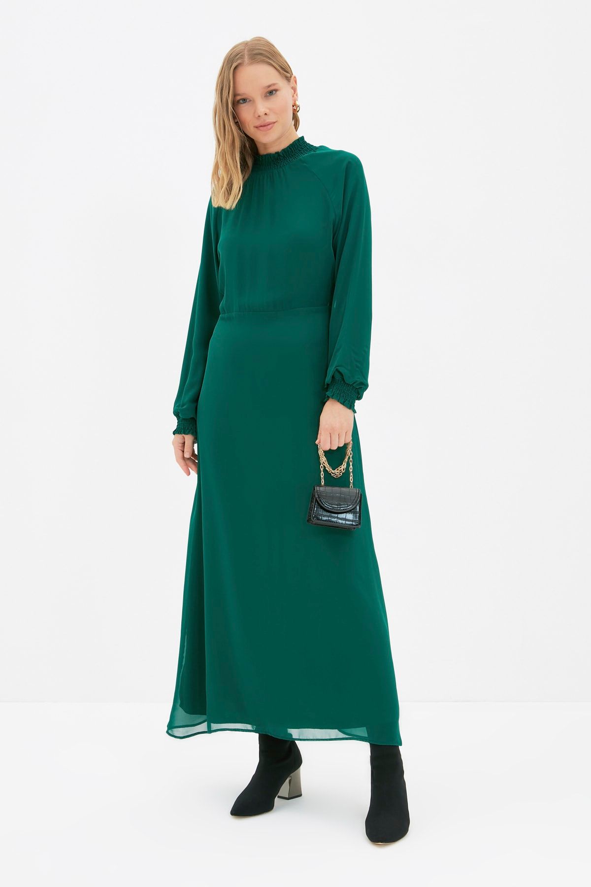Trendyol Modest Yeşil Dik Yaka Yaka ve Kolları Gipe Detaylı Astarlı Elbise TCTAW22EB0153