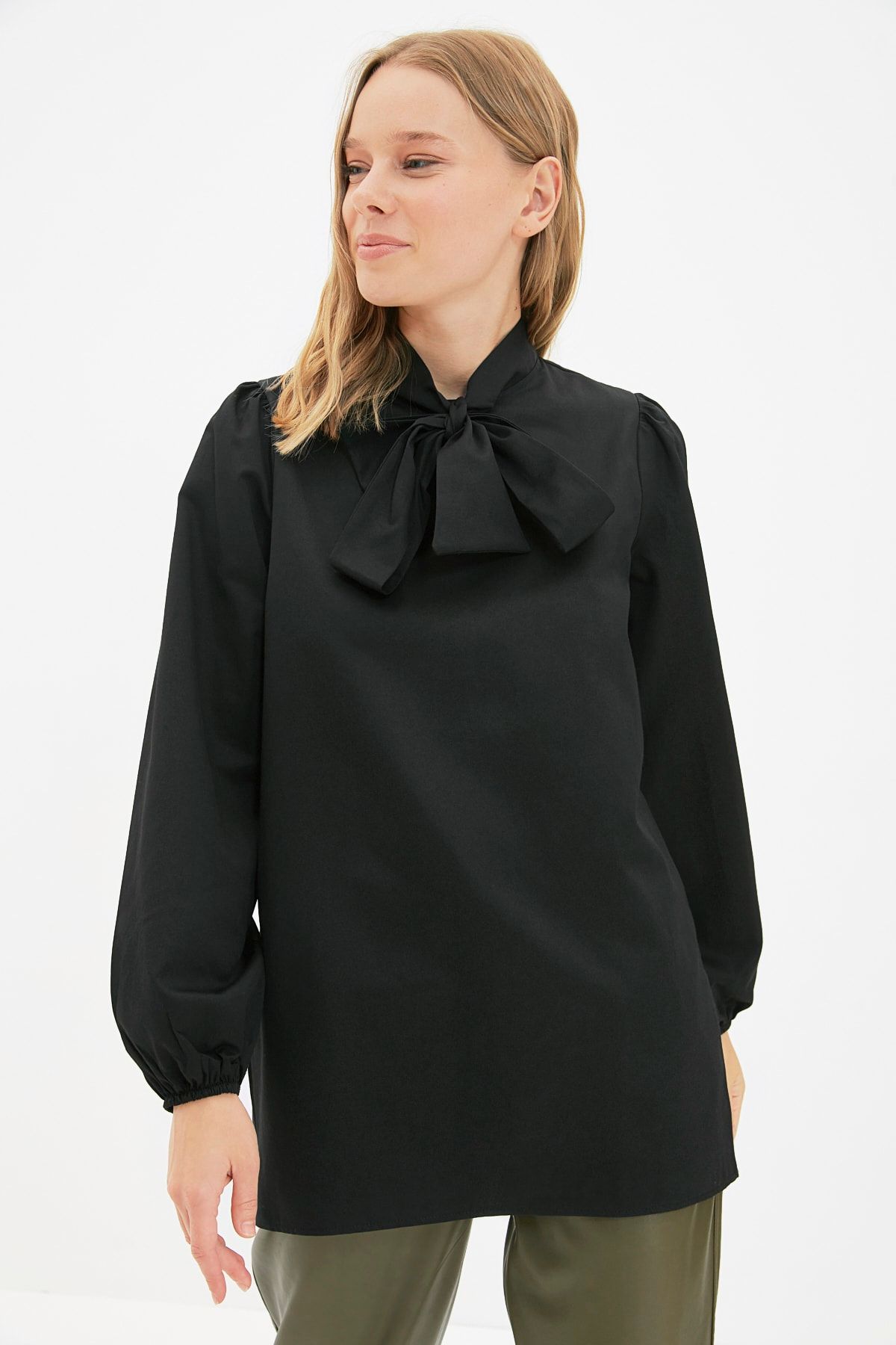 Trendyol Modest Siyah Fular Yaka Saten Tunik TCTAW22UK0189