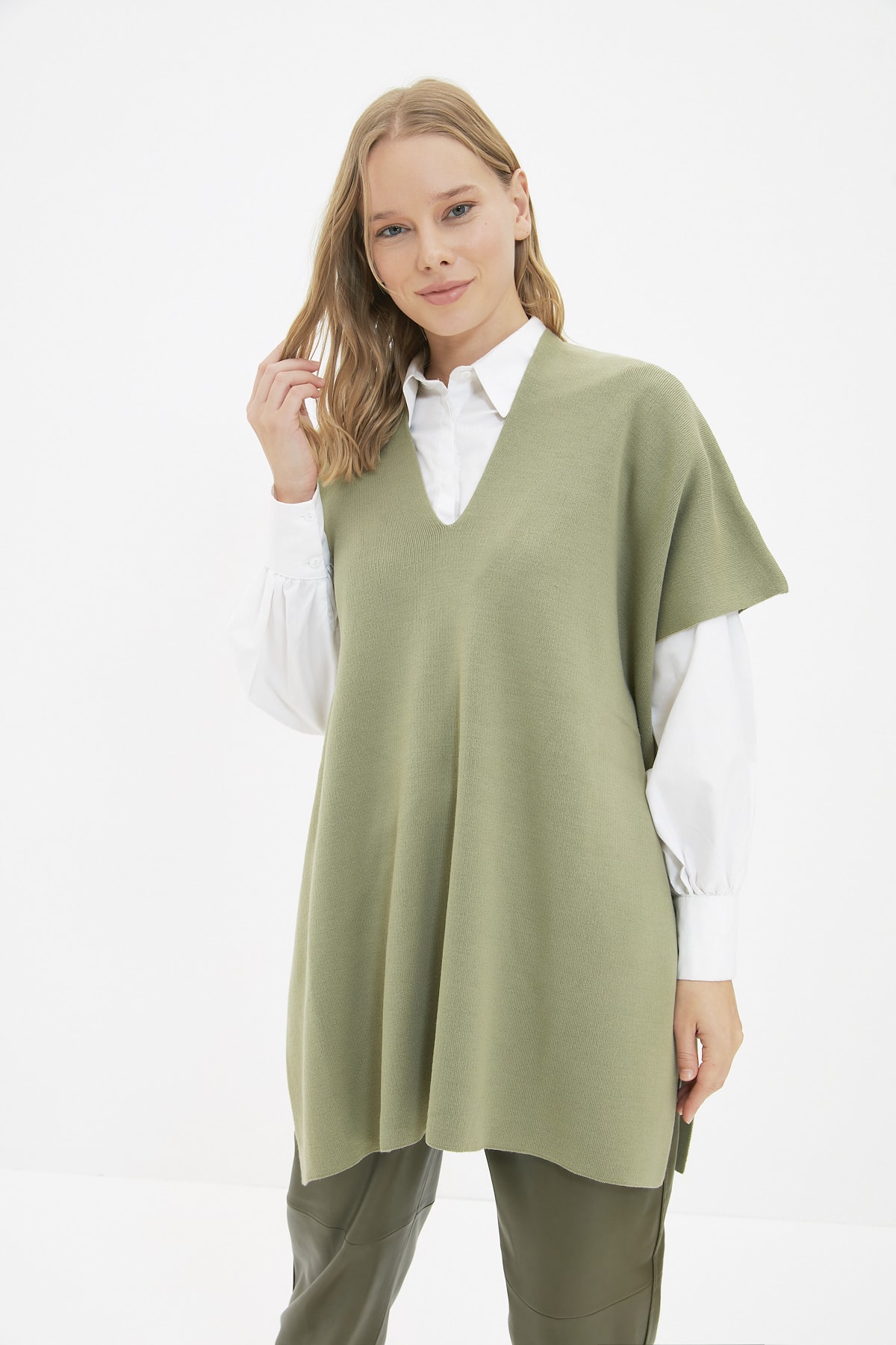 Trendyol Modest Yeşil V Yaka  Triko Süveter TCTAW22UV0046