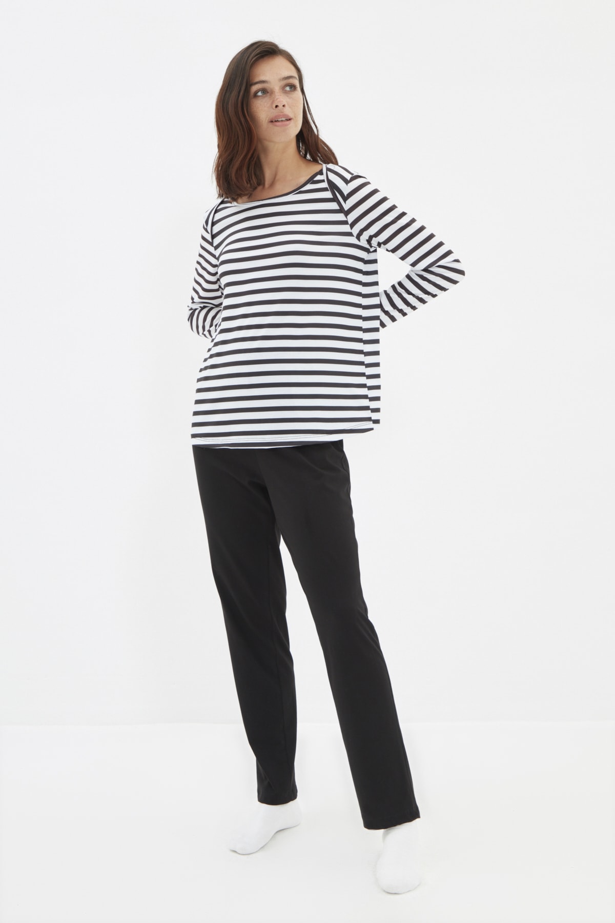 TRENDYOLMİLLA Siyah-Beyaz Baskılı Örme Pijama Takımı THMAW22PT0613