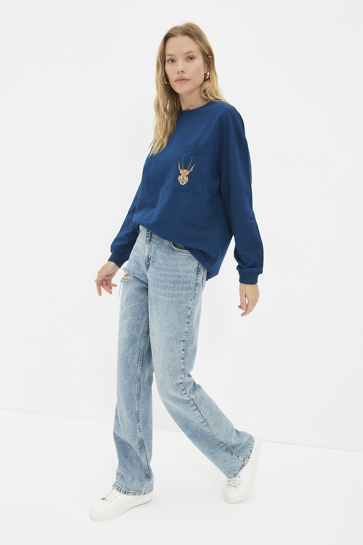 TRENDYOLMİLLA Indigo İnce Örme Sweatshirt TWOAW22SW1354