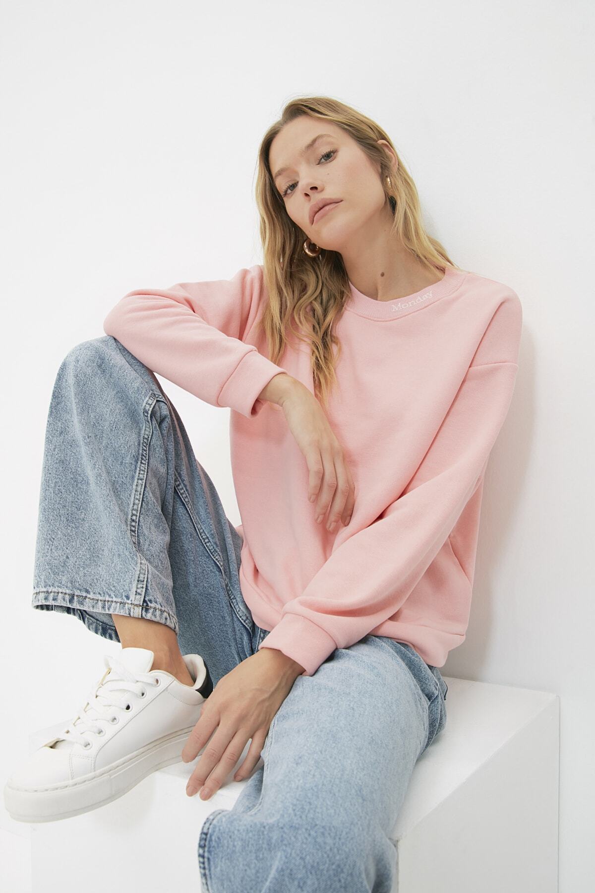 TRENDYOLMİLLA Pembe Yakası Nakışlı Basic Örme İnce Sweatshirt TWOAW22SW1297