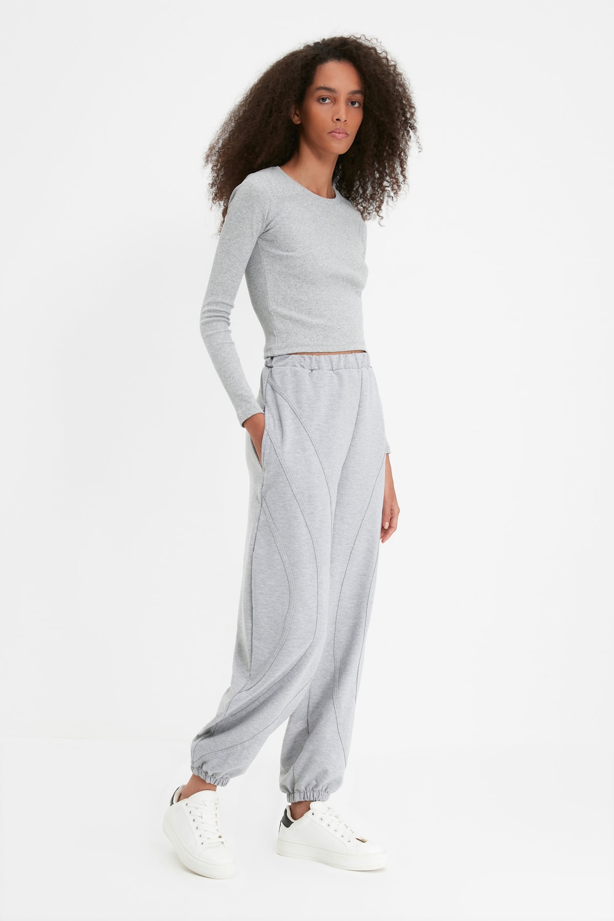 TRENDYOLMİLLA Gri Nervür Detaylı Loose Jogger İnce Örme Eşofman Altı TWOAW22EA0044