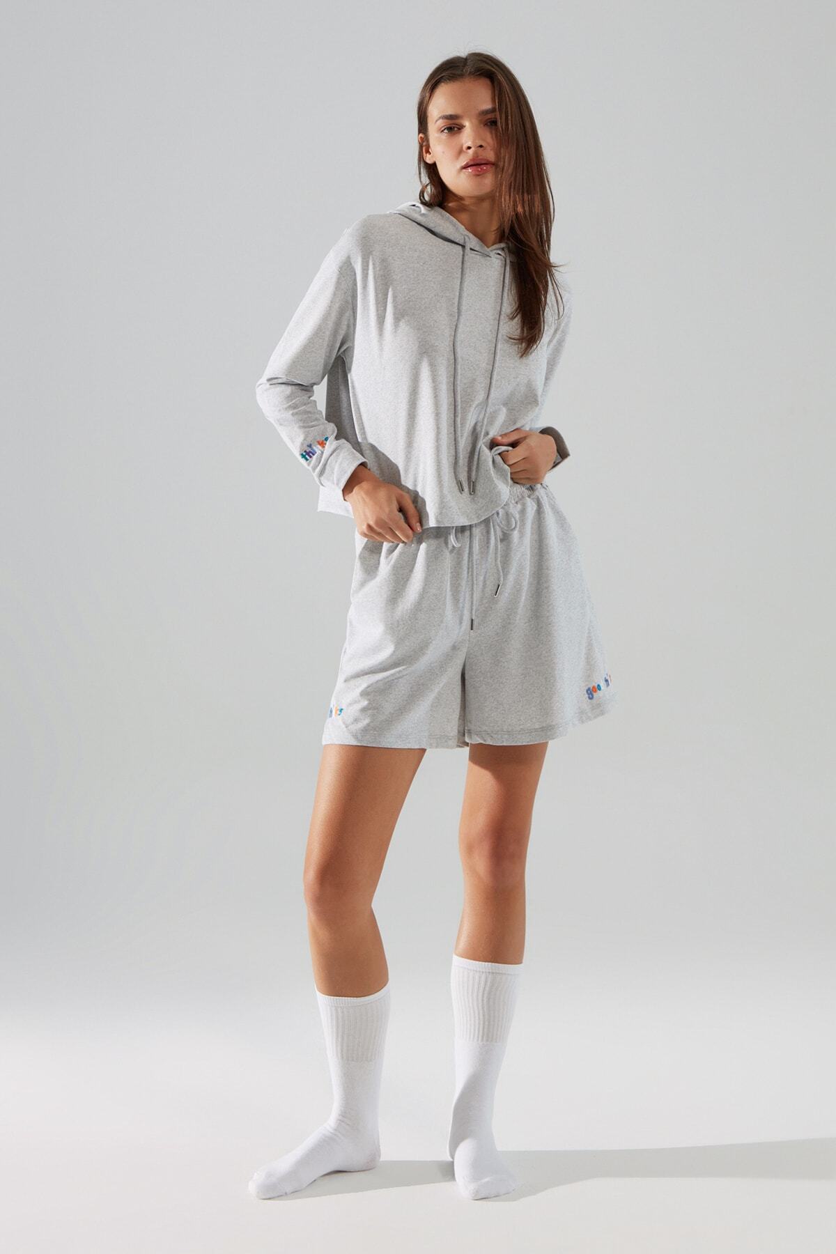 TRENDYOLMİLLA Gri Nakış Detaylı Örme Pijama Takımı THMAW22PT0096