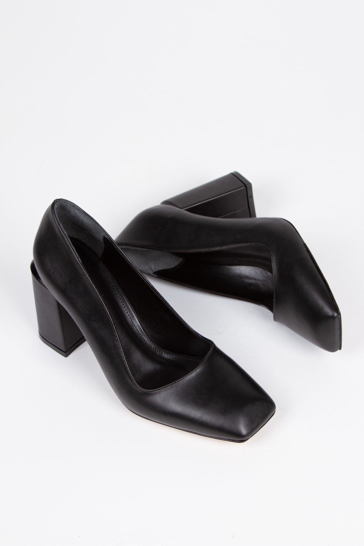 Alessia Shoes Siyah Mat Ökçe Detaylı Stiletto