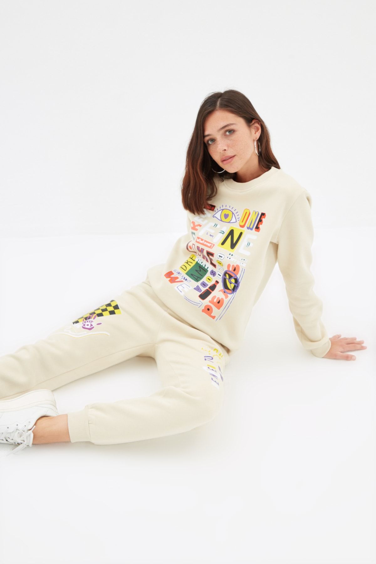 TRENDYOLMİLLA Bej Baskılı Basic Jogger Örme Eşofman Altı TWOAW22EA0394