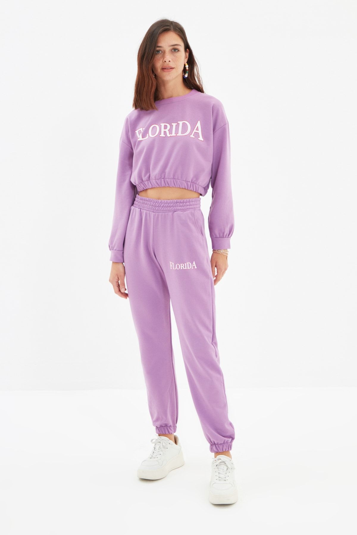 TRENDYOLMİLLA Lila Baskılı Crop ve Loose Jogger Örme Eşofman Takımı TWOAW22EM0051