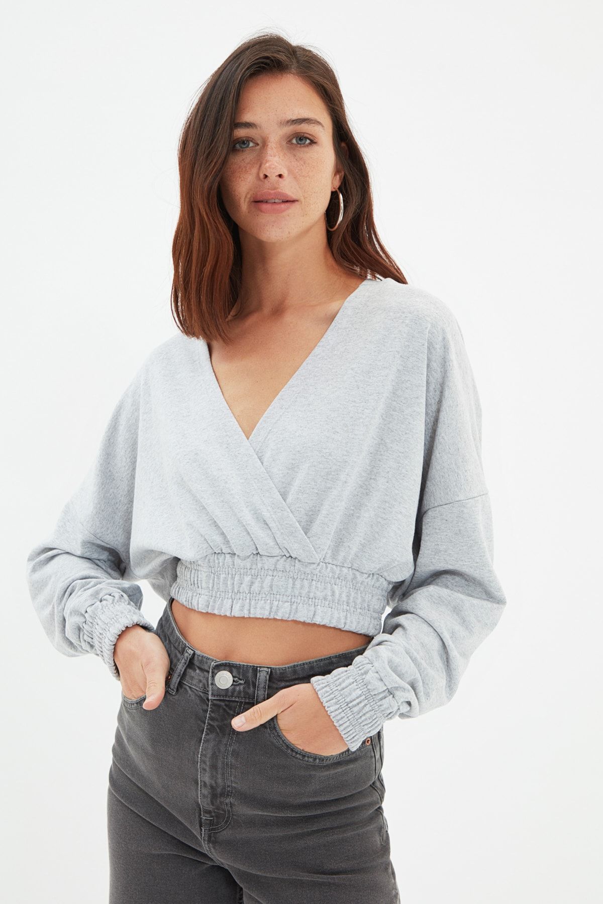 TRENDYOLMİLLA Gri Kruvaze Yaka Kapüşonlu Crop Örme Sweatshirt TWOAW22SW1912