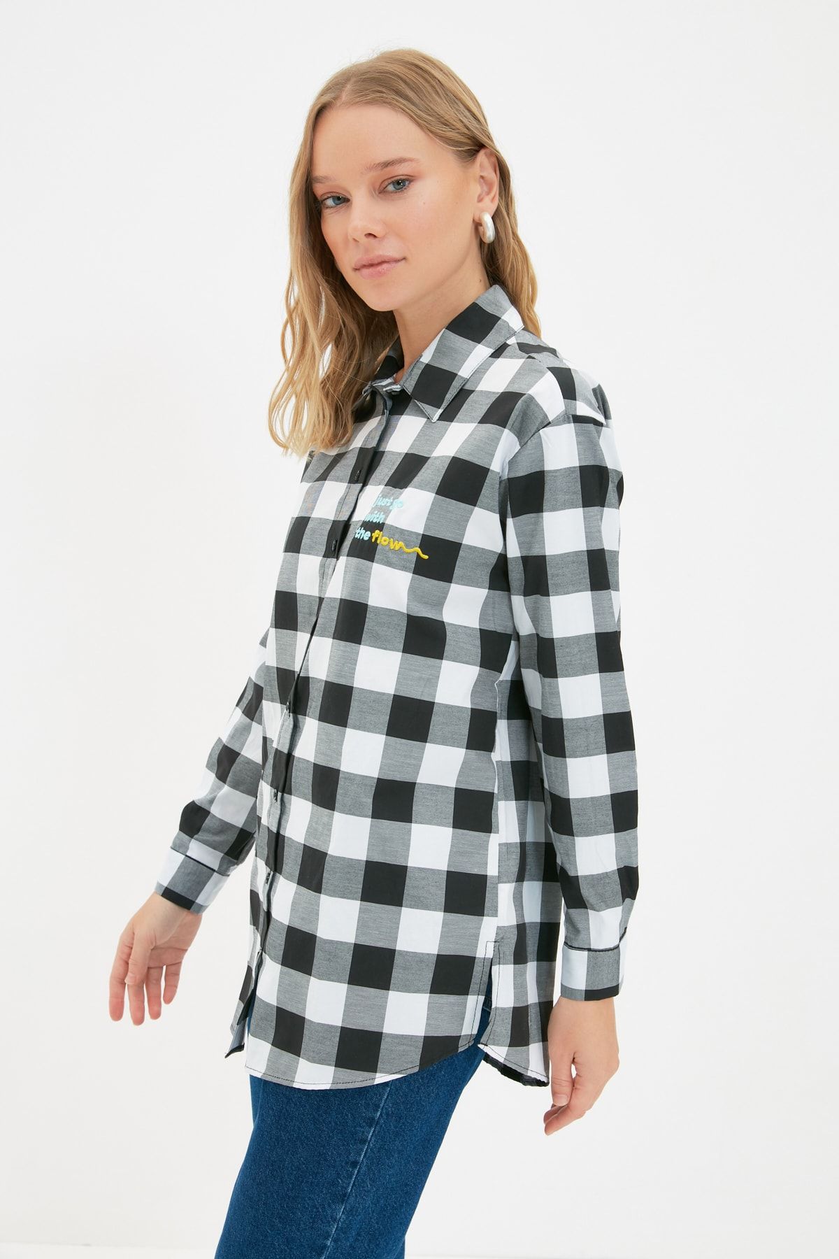 Trendyol Modest Siyah Gömlek Yaka Göğüsü Nakış Detaylı Ekose Tunik TCTAW22UK0115