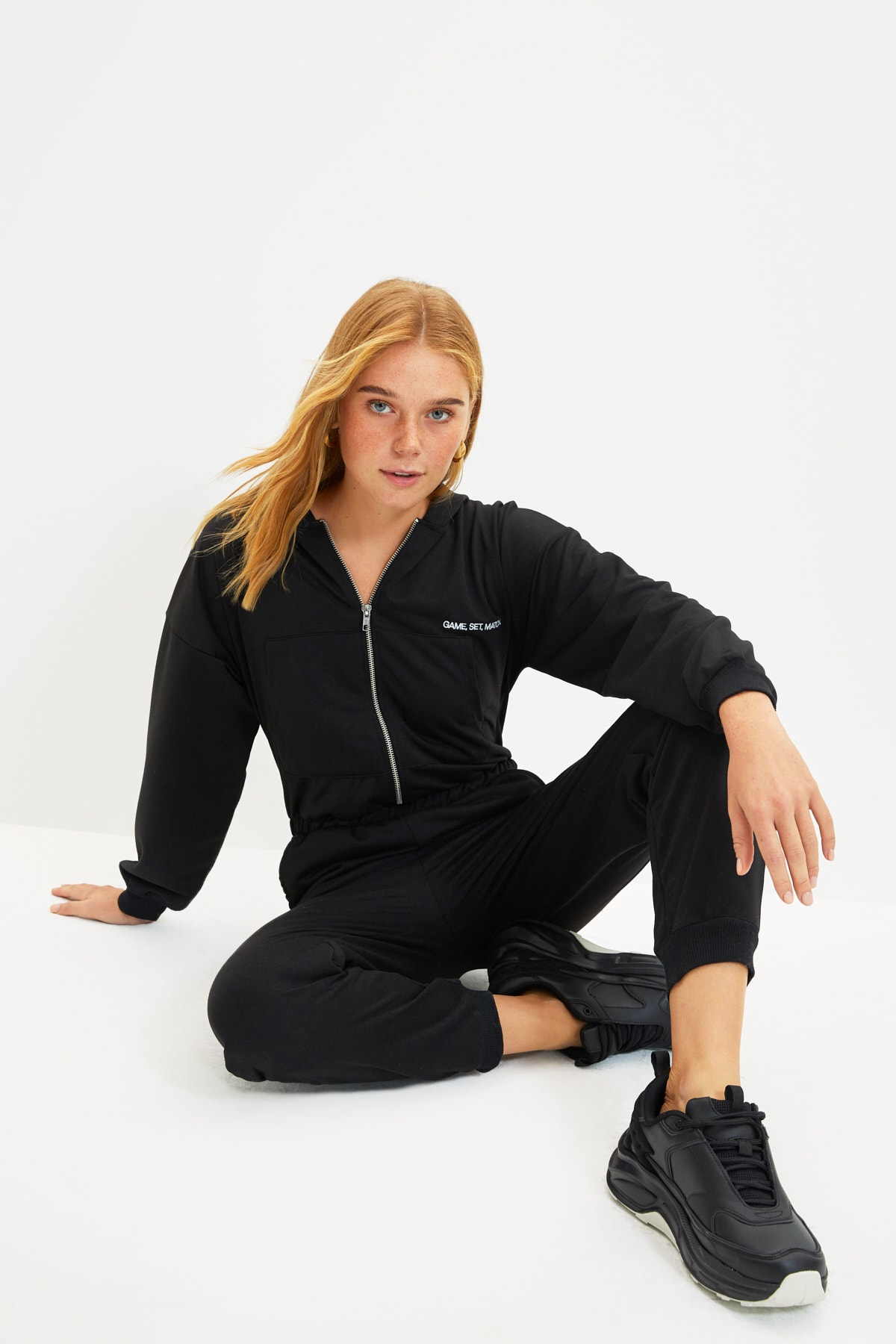 TRENDYOLMİLLA Siyah Nakışlı Kapüşonlu Örme Tulum TWOAW22TU0149
