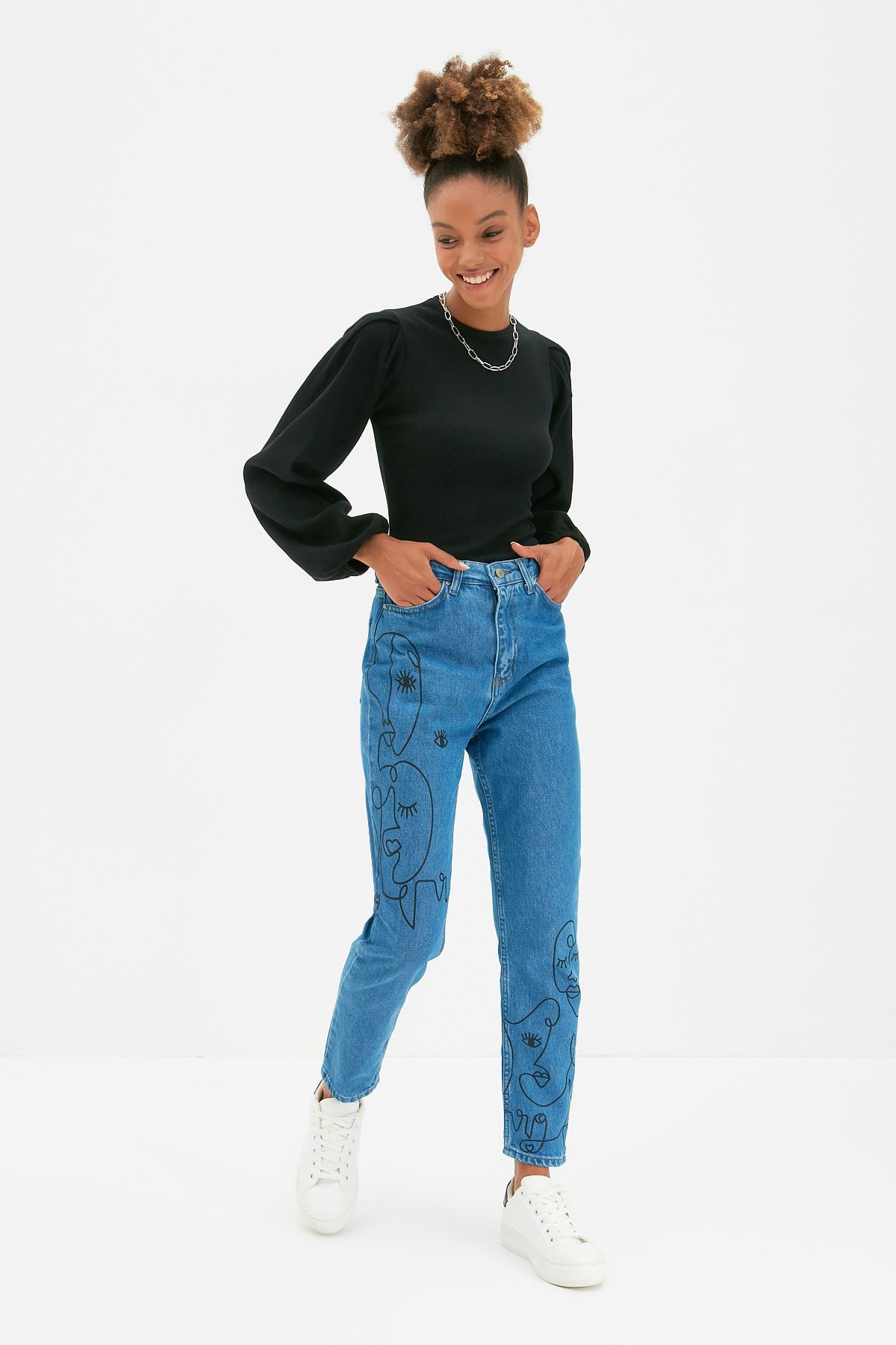 TRENDYOLMİLLA Mavi Baskılı Yüksek Bel Mom  Jeans TWOAW22JE1325