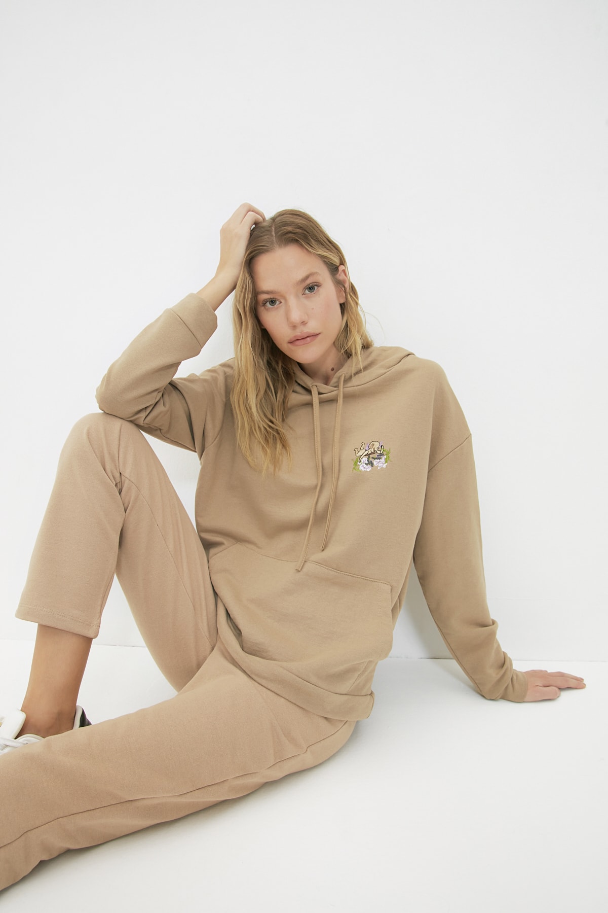 TRENDYOLMİLLA Taş Oversize Kapüşonlu ve Nakışlı Örme İnce Sweatshirt TWOAW22SW1209