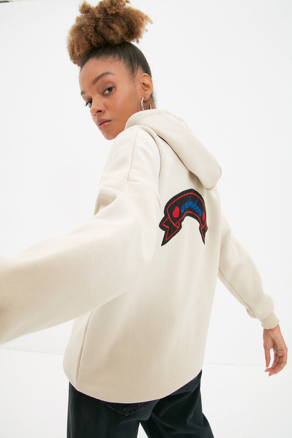 TRENDYOLMİLLA Taş Sırt Baskılı Uzun Oversize Kapüşonlu Örme İnce Sweatshirt TWOAW21SW0009