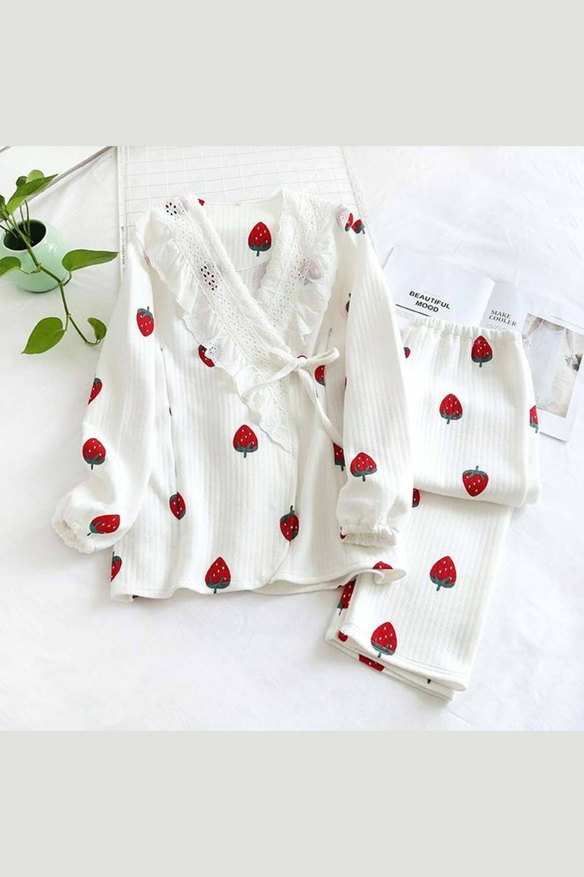 Çeyize dair herşey Beyaz Kruveze Dantelli Önden Düğmeli Çilek Desenli Kadın Pijama Takımı