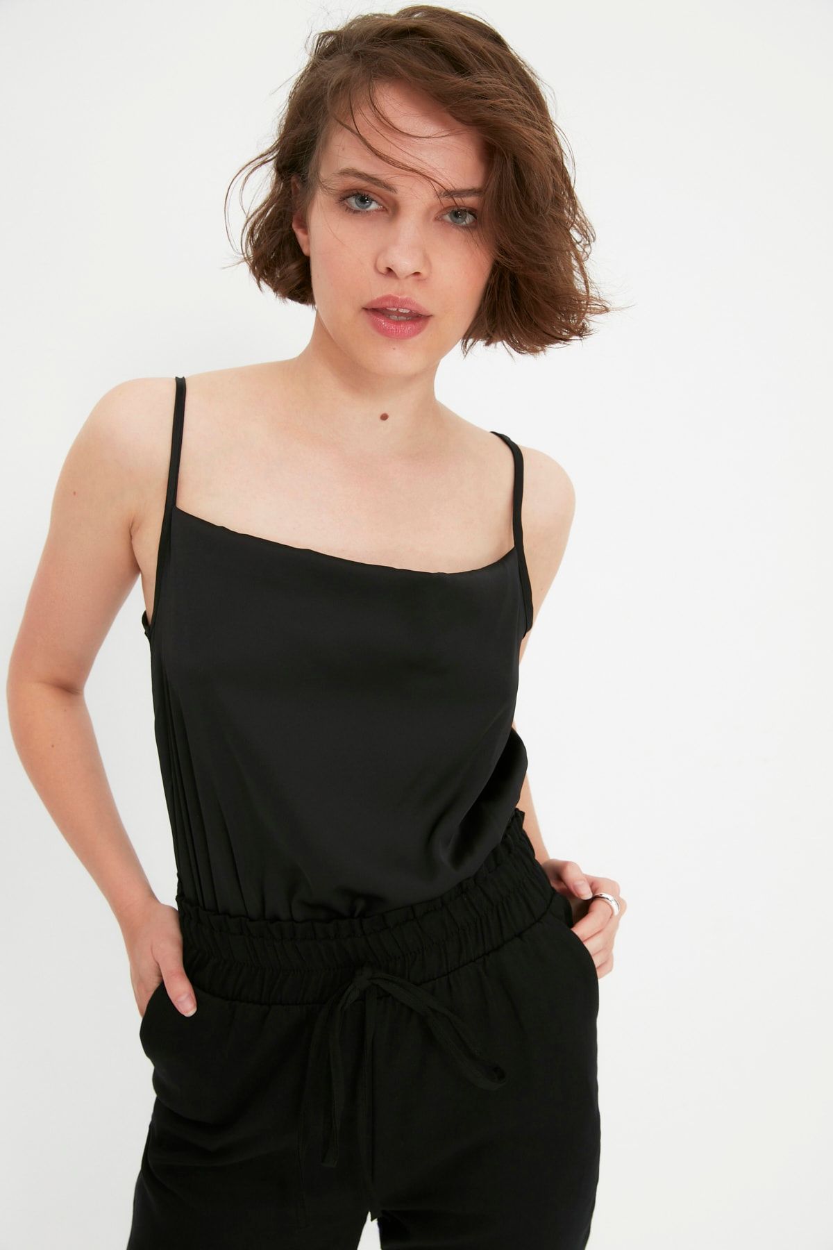 TRENDYOLMİLLA Siyah Petite Askılı Body TWOAW22BD0070